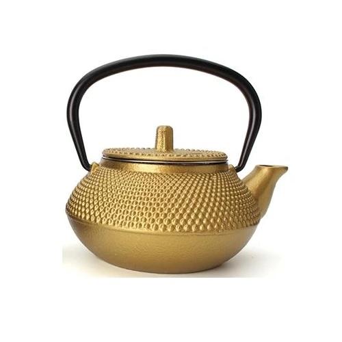 petite théière en fonte japonaise sur fond blanc
