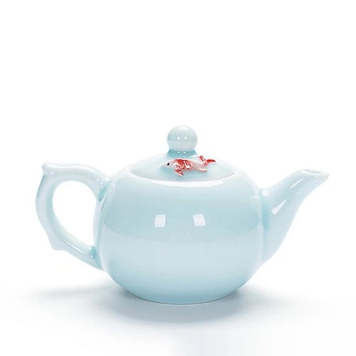 Petite théière en porcelaine avec poisson rouge