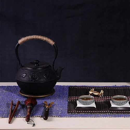 théière en fonte dragon japonais dans une présentation