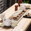 Théière en porcelaine chinoise sur une table