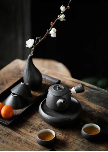 petite théière céramique noire avec manche avec deux tasses