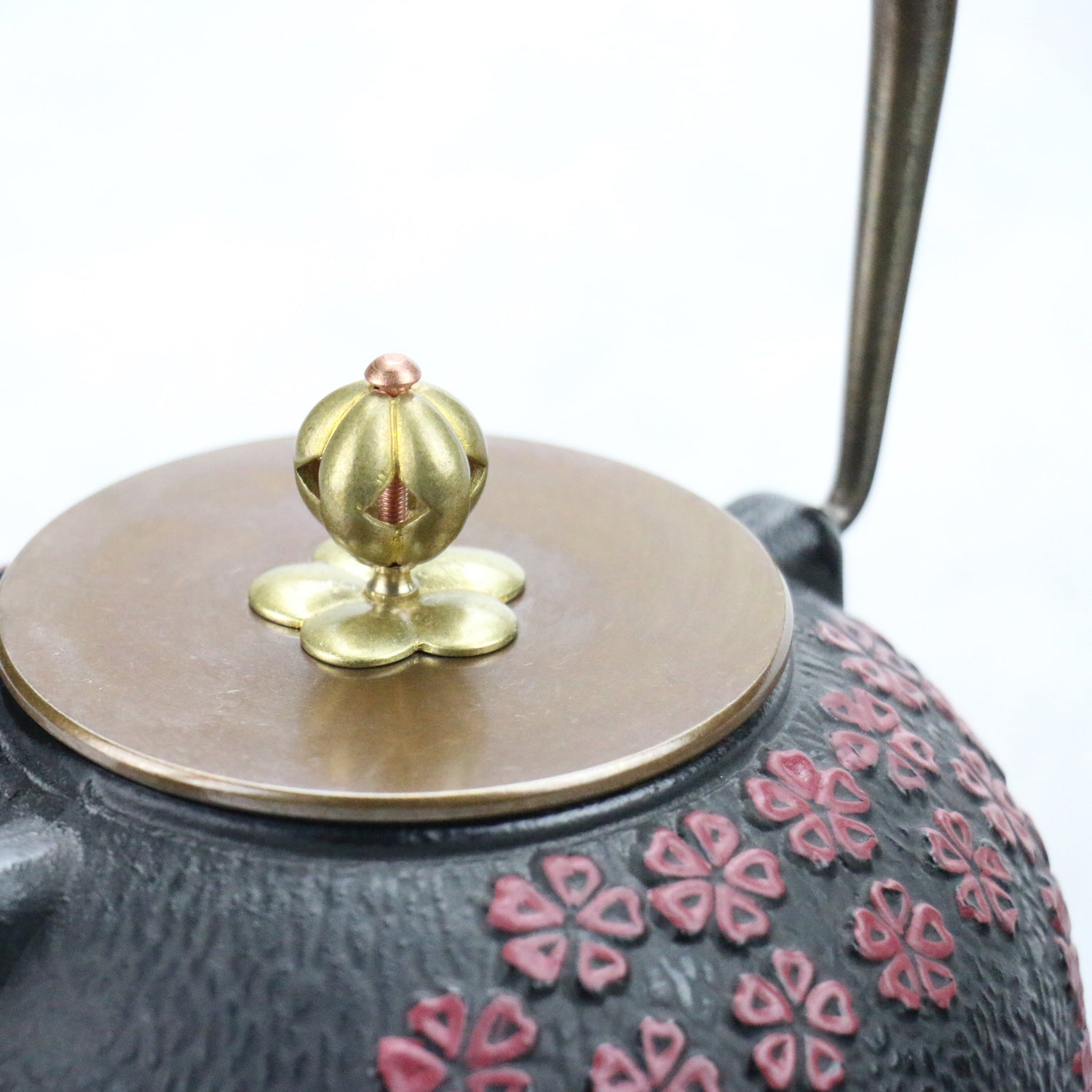 théière en fonte japonaise sakura vue de près