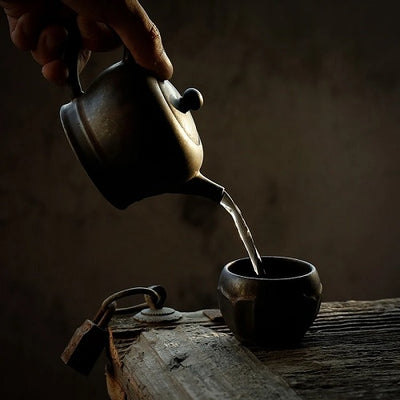 theiere en ceramique japonaise verser du thé
