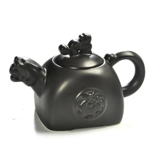 théière en céramique tigre noir sur fond blanc