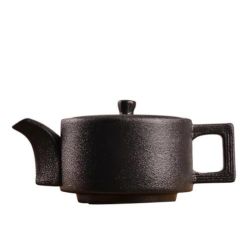 théière en céramique noire anse carrée sur fond blanc