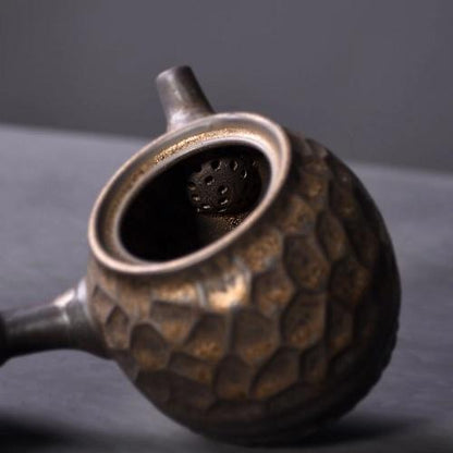 théière en céramique artisanale ouverte