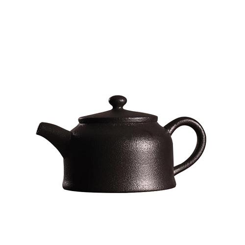théière en céramique avec filtre sur fond blanc