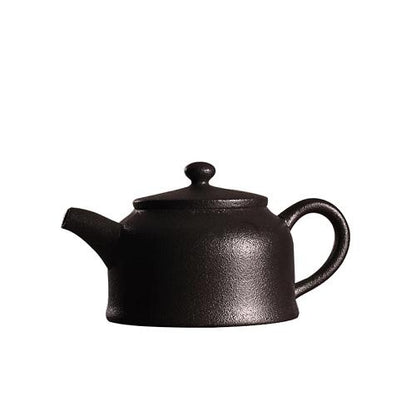 théière en céramique avec filtre sur fond blanc