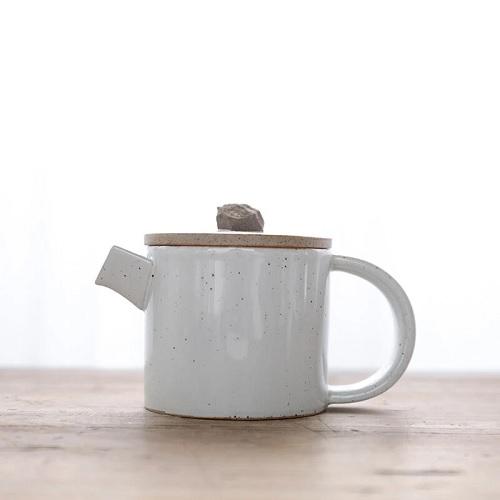 théière en céramique blanche