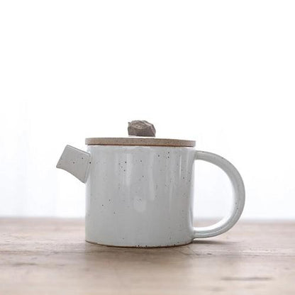 théière en céramique blanche