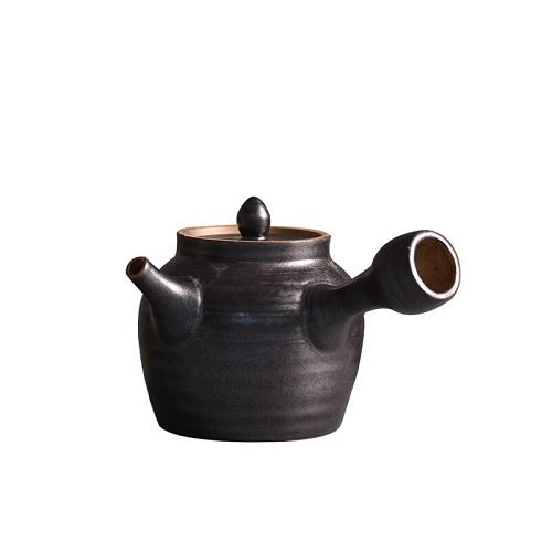 théière en céramique japonaise ancienne sur fond blanc