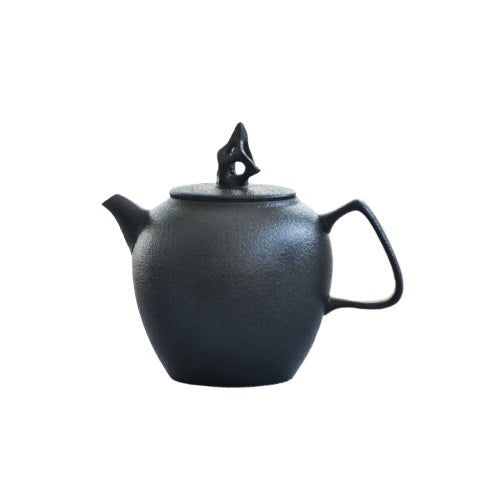 theiere ceramique noire sur une table