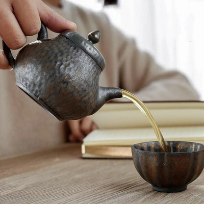 théière céramique traditionnelle verser du thé
