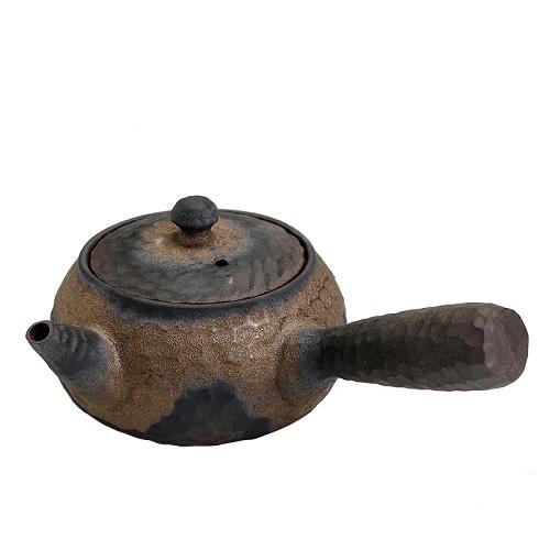 THÉIÈRE CÉRAMIQUE AVEC MANCHE KYUSU ROUILLÉE sur fond blanc