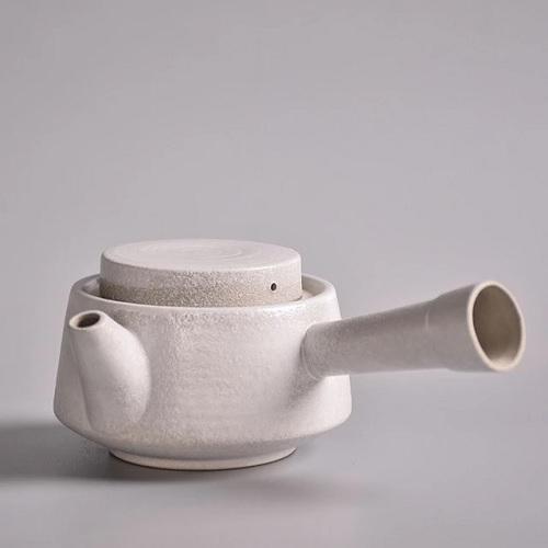 THÉIÈRE CÉRAMIQUE AVEC MANCHE CREUX BLANCHE