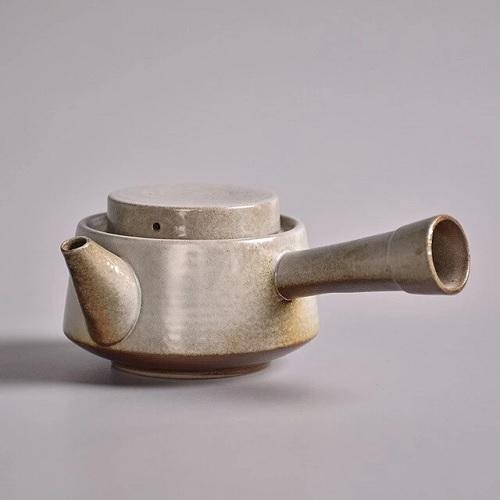THÉIÈRE CÉRAMIQUE AVEC MANCHE CREUX BEIGE