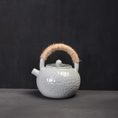théière en céramique à bec court blanche