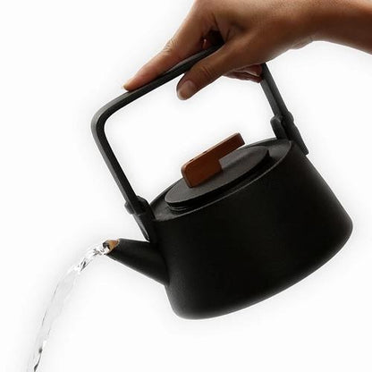 théière céramique grande capacité versant de l'eau