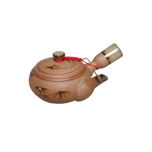 Théière céramique marron claire avec manche sur fond blanc