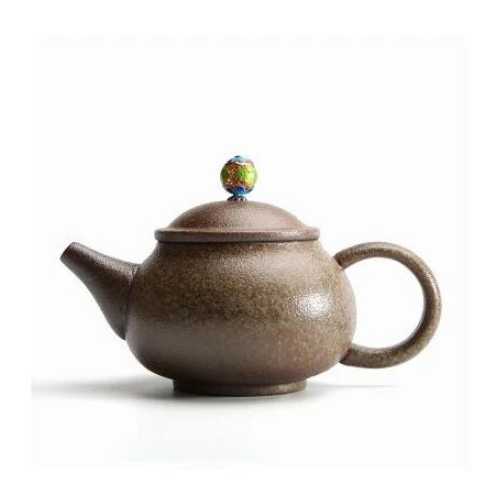 théière en céramique vintage artisanale sur fond blanc