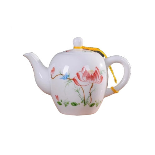 Théière en porcelaine blanche avec fleurs