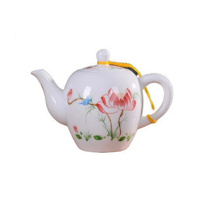 Théière en porcelaine blanche avec fleurs