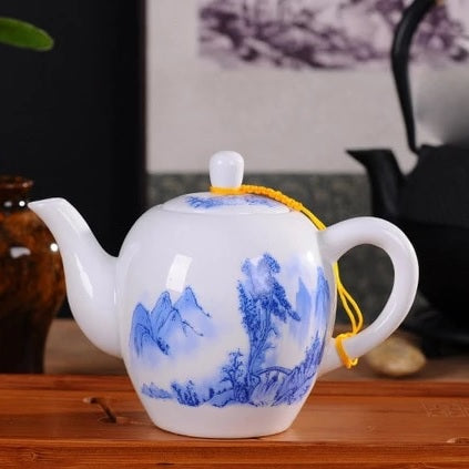 Théière en porcelaine blanche avec fleur bleue