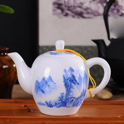 Théière en porcelaine blanche avec fleur bleue