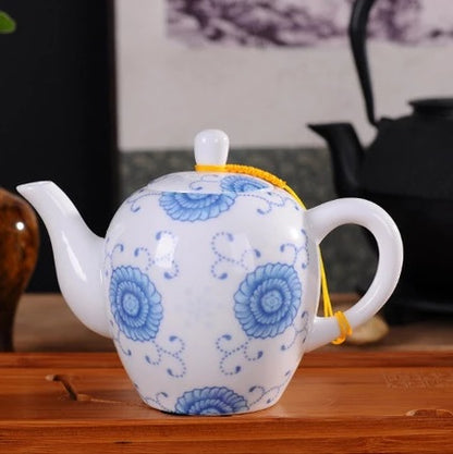 Théière en porcelaine blanche avec ronds bleu