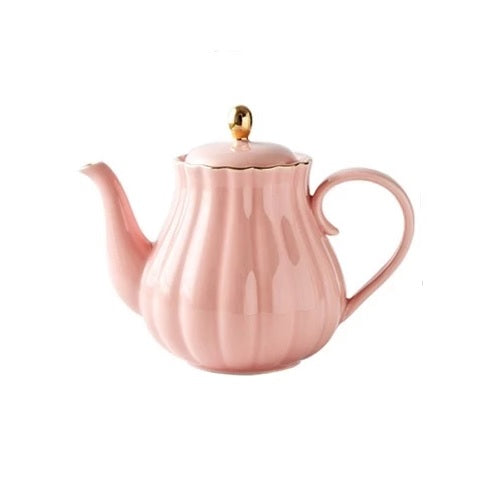 theiere en porcelaine citrouille sur fond blanc