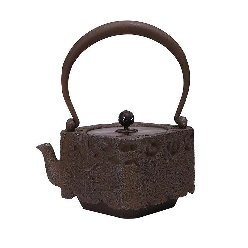 théière en fonte ancienne carrée