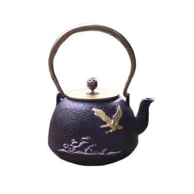 theillere en fonte noire aigle d'or sur fond blanc