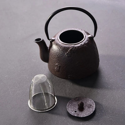 filtre à thé d'une théière en fonte marron