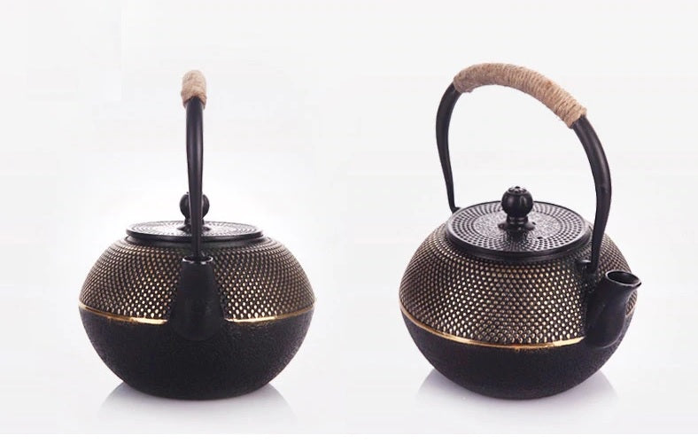 théière en fonte noire et dorée vue d'avant