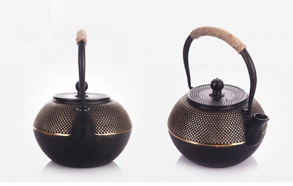 théière en fonte noire et dorée vue d'avant