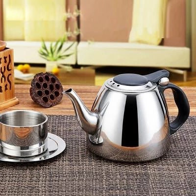theiere inox a,se en plaqtique dans une scenne