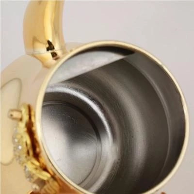 l'intérieur d'une théière inox dorée